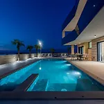 Crowonder Travera 2 With Heated Swimming Pool - Crowonder Luxury Rent