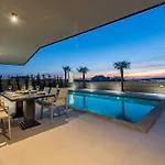 Crowonder Travera 2 With Heated Swimming Pool - Crowonder Luxury Rent Villa *