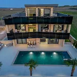 Crowonder Travera 2 With Heated Swimming Pool - Crowonder Luxury Rent Villa