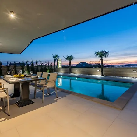 Crowonder Travera 2 With Heated Swimming Pool - Crowonder Luxury Rent Villa *