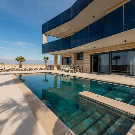 Crowonder Travera 2 With Heated Swimming Pool - Crowonder Luxury Rent פריבלאקה