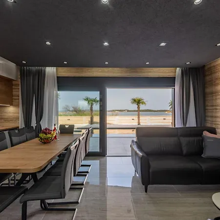Crowonder Travera 2 With Heated Swimming Pool - Crowonder Luxury Rent
