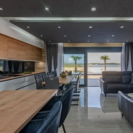 Crowonder Travera 2 With Heated Swimming Pool - Crowonder Luxury Rent Villa