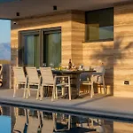Villa Crowonder Travera 2 With Heated Swimming Pool - Crowonder Luxury Rent