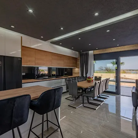 Crowonder Travera 2 With Heated Swimming Pool - Crowonder Luxury Rent Villa *