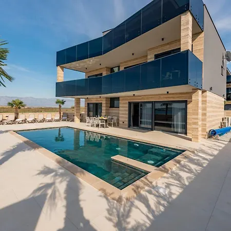 Crowonder Travera 2 With Heated Swimming Pool - Crowonder Luxury Rent