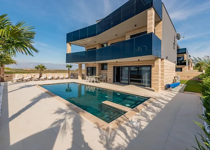 Crowonder Travera 2 With Heated Swimming Pool - Crowonder Luxury Rent