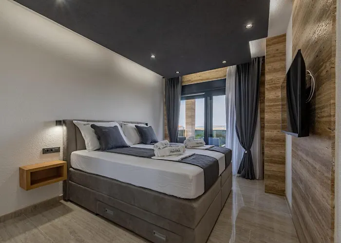 Crowonder Travera 2 With Heated Swimming Pool - Crowonder Luxury Rent Привлака